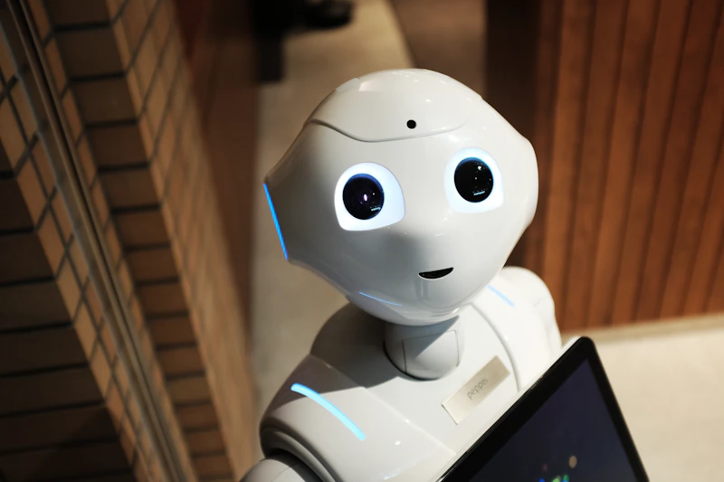 Robô industrial em uma célula de automação